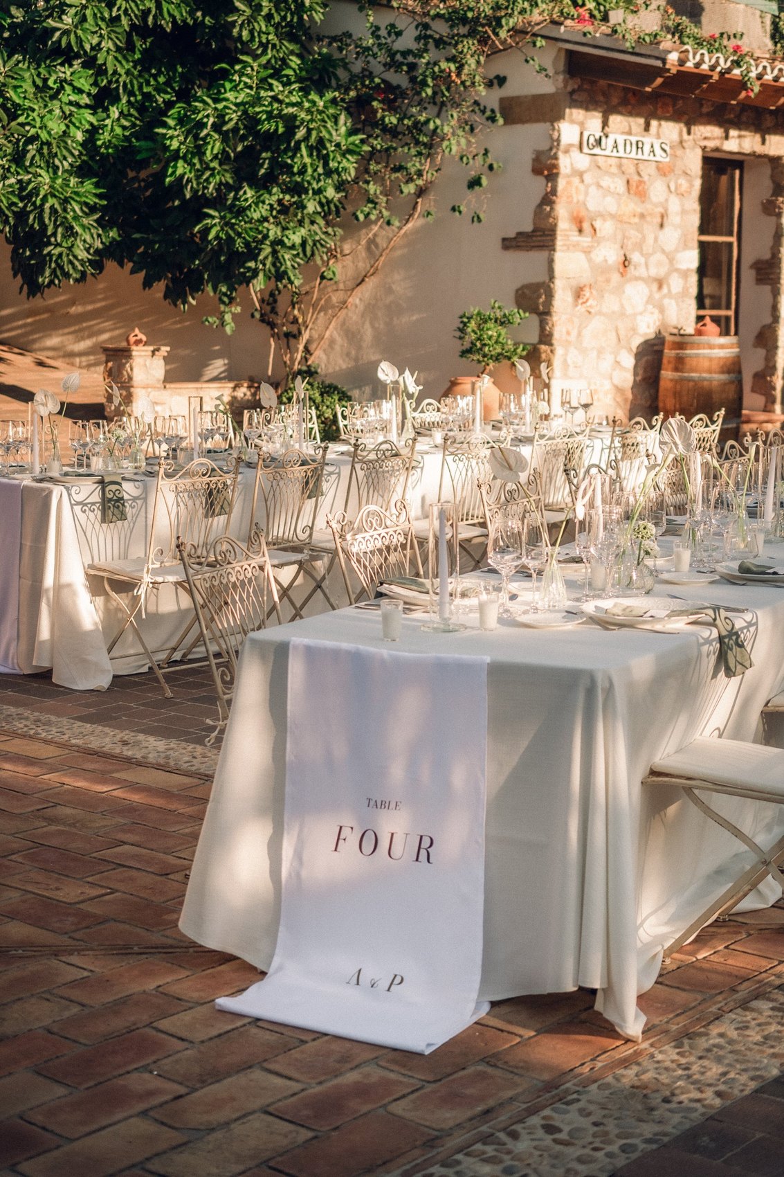 Banquete en un patio de piedra