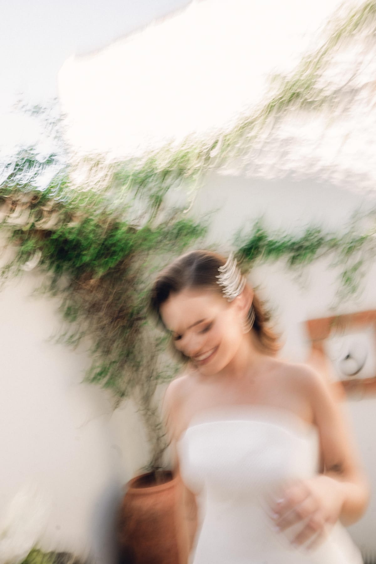 La novia riendo en el jardín